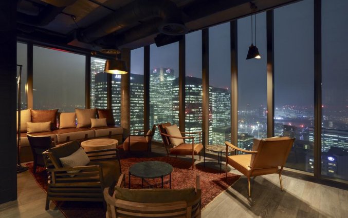 Lounge met uitzicht van Hotel Novotel Canary Wharf in Londen