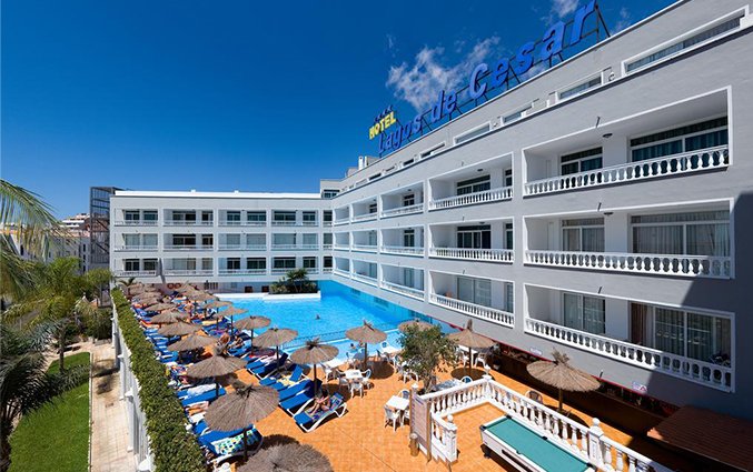 Buitenzwembad en zonneterras van Hotel Blue Sea Lagos de Cesar op Tenerife