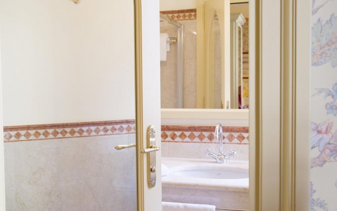 Deur naar een badkamer van Hotel iH Milano Regency Milaan Italië