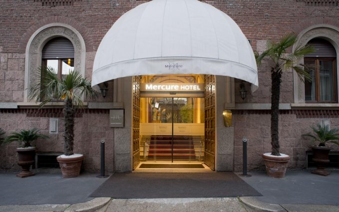 Vooraanzicht van de ingang van Hotel iH Milano Regency Milaan Italië