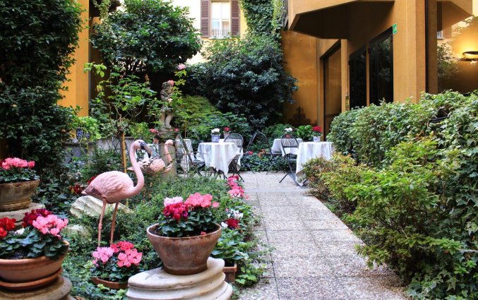 De tuin van Hotel Sanpi Milaan
