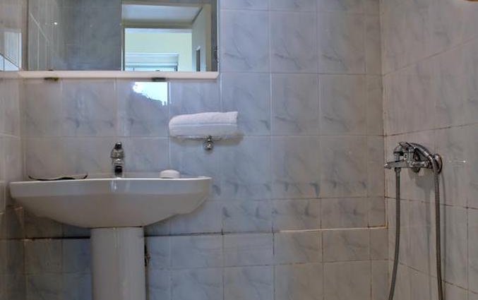 Badkamer met douchekop in hotel Semeli stedentrip Athene