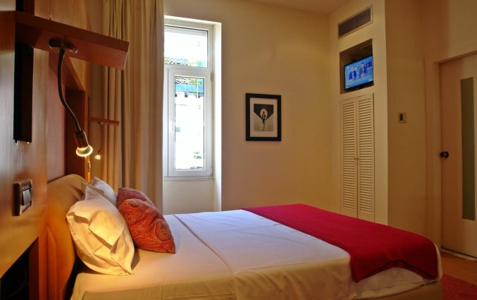 Tweepersoonskamer met tweepersoonsbed vanaf de zijkant in hotel Semeli stedentrip Athene