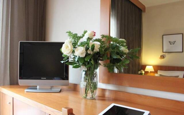 Bureau in een tweepersoonskamer van Hotel Achillion in Athene
