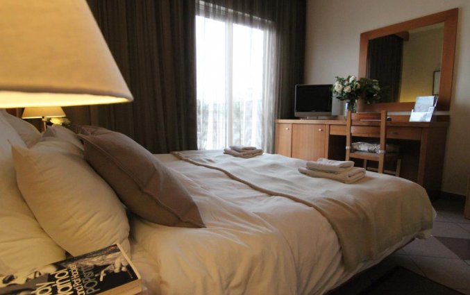 Tweepersoonsbed in een kamer van Hotel Achillion in Athene