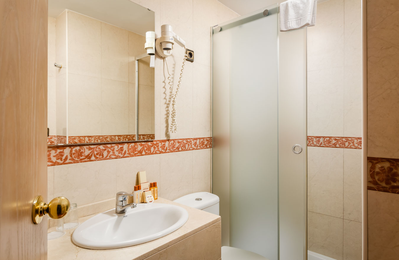 Badkamer in een standaard kamer van Sunotel Junior in Barcelona