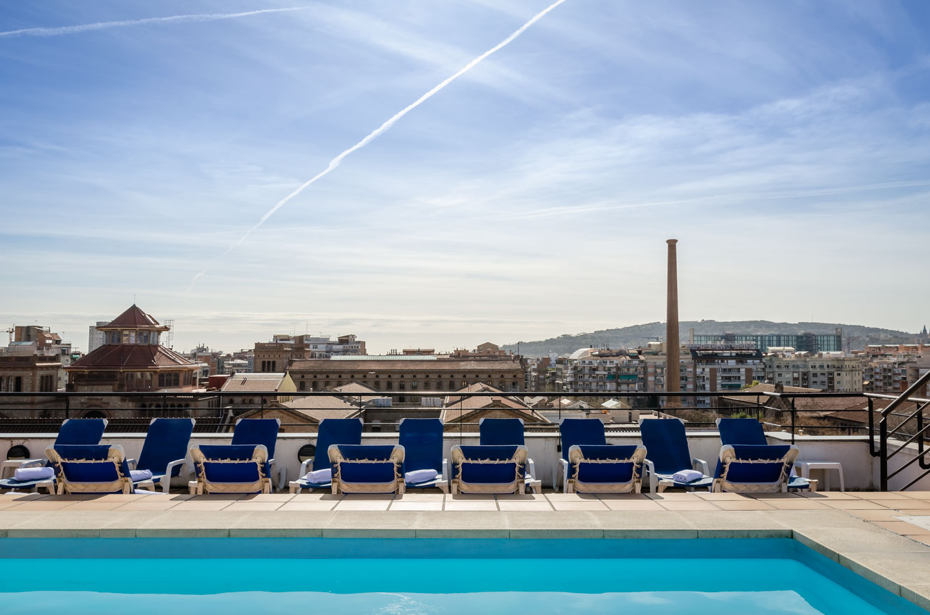 Buitenzwembad met ligbedden van Sunotel Junior in Barcelona