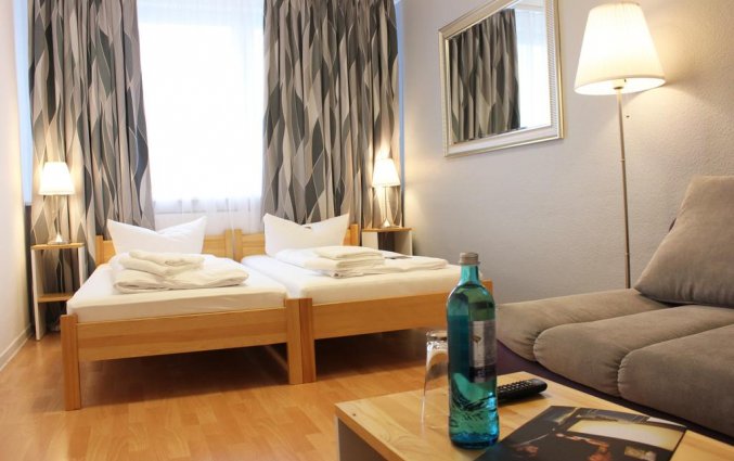Kamer met bed, bankje en salontafel hotel Lützow  Berlijn