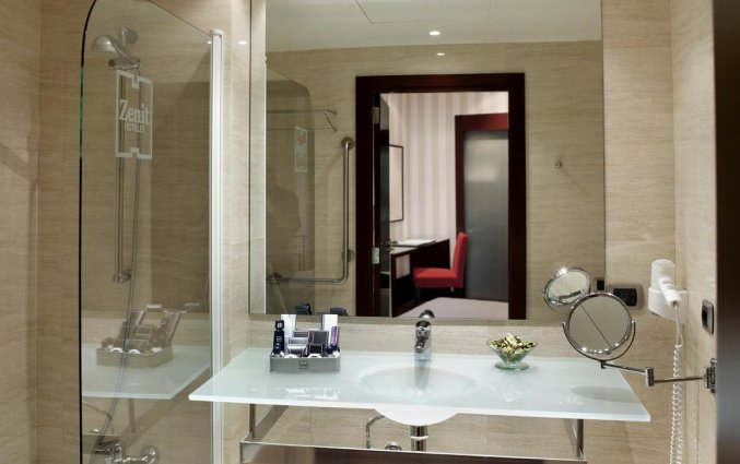 Badkamer van een tweepersoonskamer van Hotel Zenit in Bilbao
