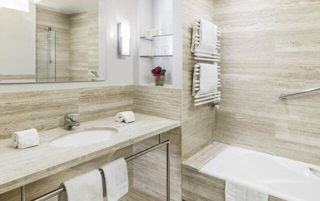 Badkamer van een tweepersoonskamer van Hotel Ercilla in Bilbao