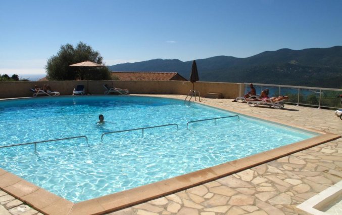 Buitenzwembad van Hotel Residence Alba Rossa op Corsica