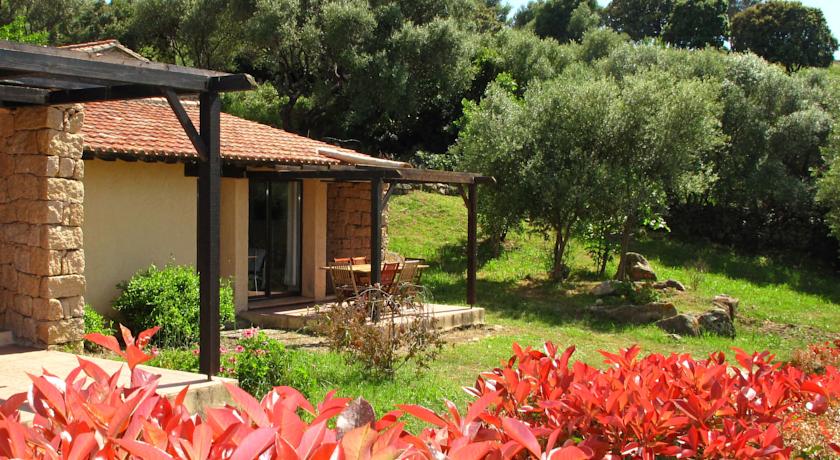 Huisje en tuin van Hotel Residence Alba Rossa op Corsica