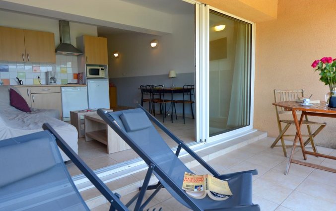Terras van appartement in Hotel Residence Alba Rossa op Corsica