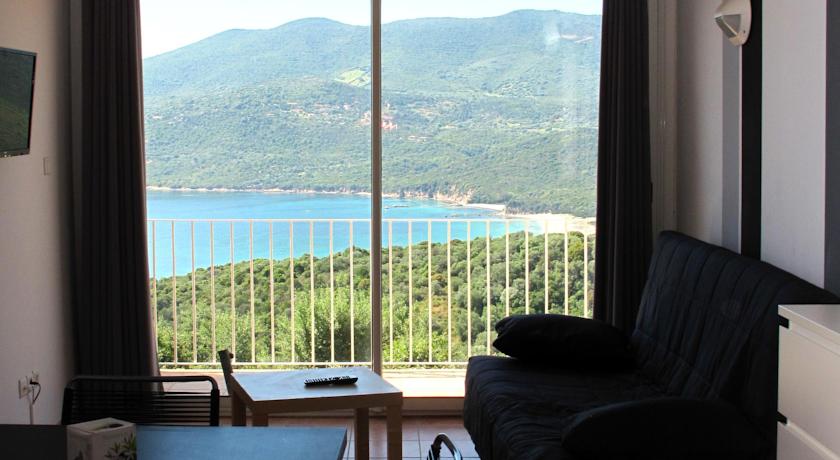 Uitzicht vanaf appartement in Hotel Residence Alba Rossa op Corsica