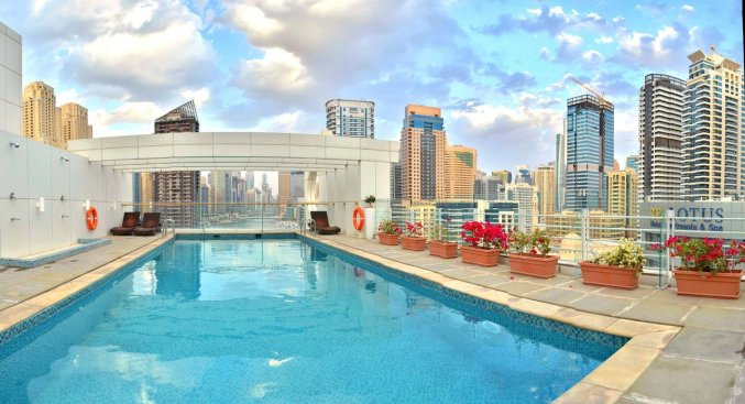 Dakterras met zwembad van Hotel Jannah Marina Bay Suites in Dubai