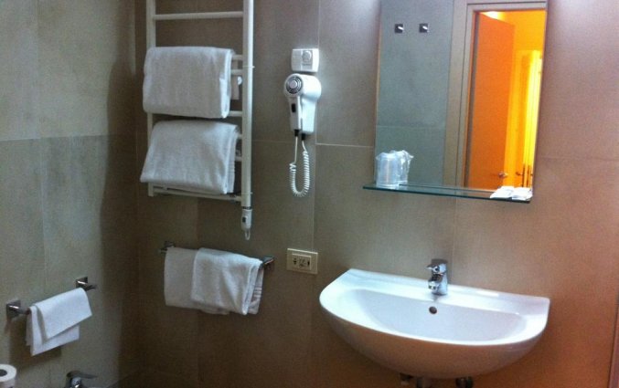 Badkamer van een tweepersoonskamer van Hotel Albergo Firenze in Florence