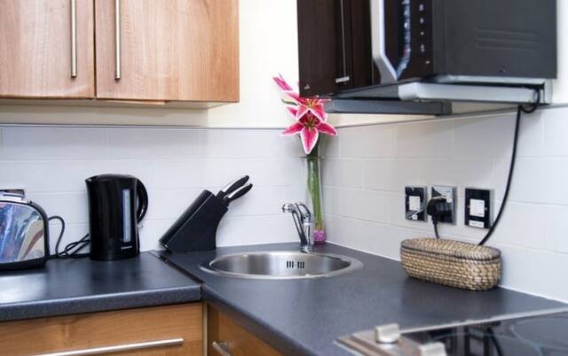 Keuken van een studio of appartement van Hotel New London Carlton in Londen