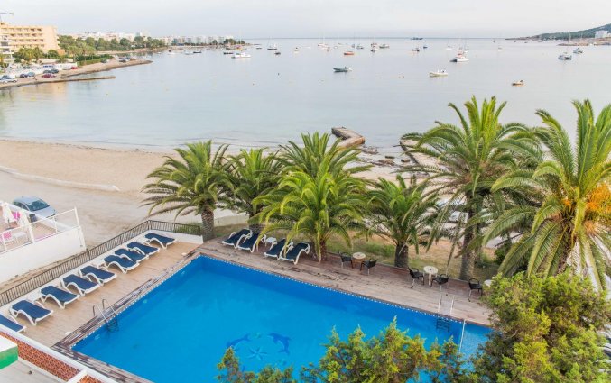 Buitenzwembad met uitzicht van Hotel Tagomago op Ibiza