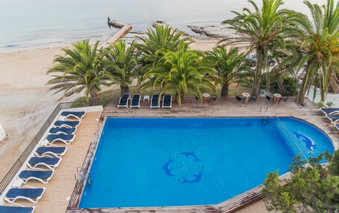 Buitenzwembad van Hotel Tagomago op Ibiza